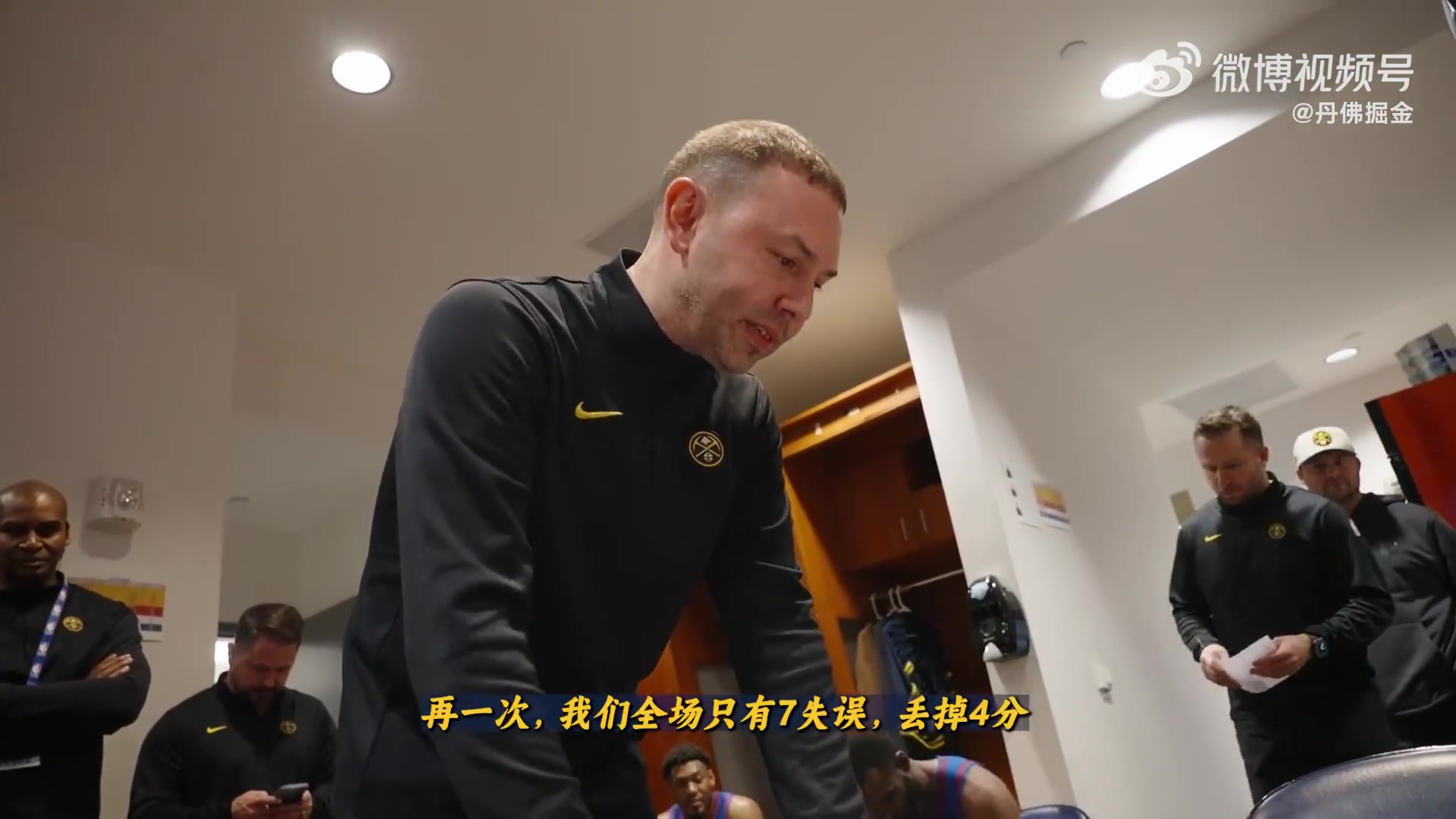 开云体育平台-近6战5胜！小阿德尔曼赛后更衣室激情演讲 一旁的穆雷闭目养神