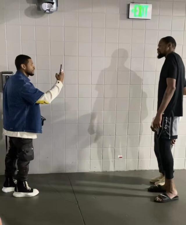 开云体育官网-【现场】KD生涯新高难阻失利 亚瑟小子更衣室送安慰