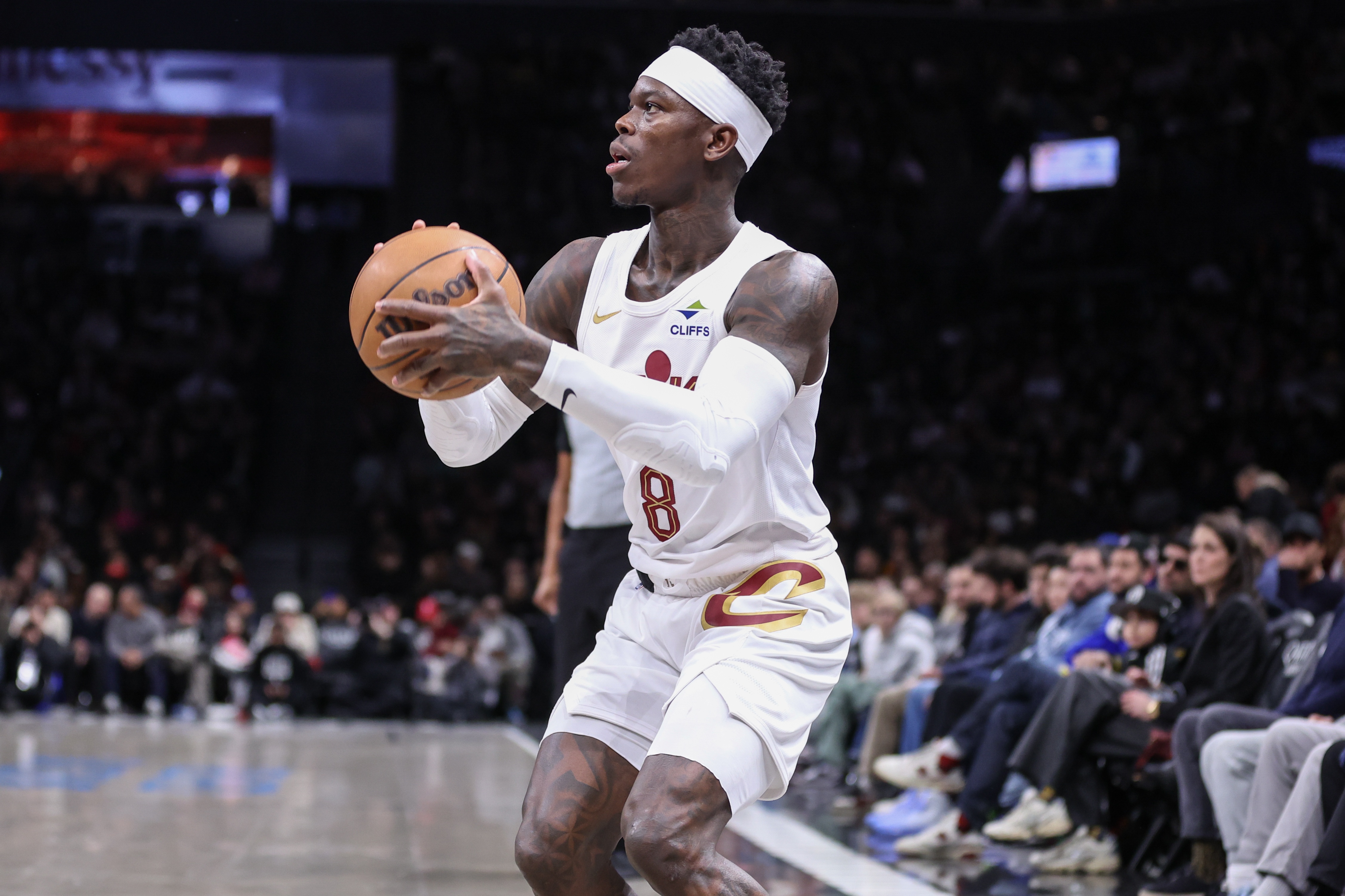 开云体育官方网站-帕森斯：季后赛哈登&amp;米切尔被限制时 施罗德能控球&amp;创造进攻机会